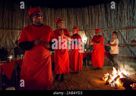 Abend Abendessen mit Feuer und Tänzen in Mala Mala Game Reserve Sabi Sand Park Kruger Südafrika, Afrika Stockfoto