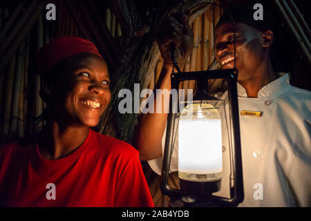 Kellner in Night Dinner mit Feuer an Mala Mala Game Reserve Sabi Sand Park Kruger Südafrika, Afrika Stockfoto