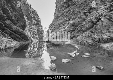 Schwarze und weiße Simpsons Gap in permanenten Wasserloch in West MacDonnell National Park, Northern Territory in der Nähe von Alice Springs am Larapinta wider Stockfoto