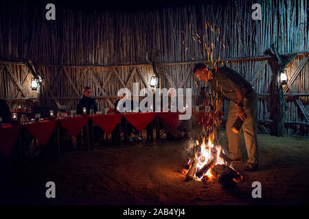Abend Abendessen mit Feuer an Mala Mala Game Reserve Sabi Sand Park Kruger Südafrika, Afrika Stockfoto