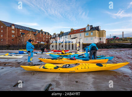 Lothian Sea Kayak Club Gruppe von kajakfahrer Vorbereitungen bevor Sie von Beach, North Berwick, East Lothian, Schottland, Großbritannien Stockfoto