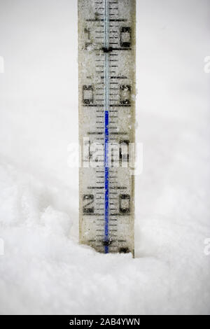 Ein Thermometer in den Schnee Stockfoto