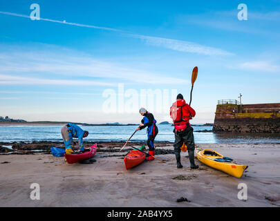 Lothian Sea Kayak Club Gruppe von kajakfahrer Vorbereitungen bevor Sie von Beach, North Berwick, East Lothian, Schottland, Großbritannien Stockfoto