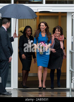 Die Herzogin von Cambridge Ankunft in Northolt High School eine neue Art Center zu öffnen. Februar 2014 Stockfoto