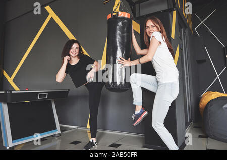 Portrait von Spaß Boxer in Jeans und T-Shirts in den Gaming center gekleidet. Stockfoto