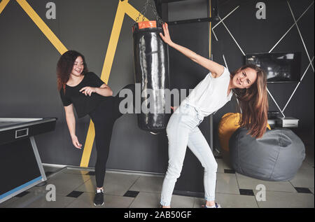 Portrait von Spaß Boxer in Jeans und T-Shirts in den Gaming center gekleidet. Stockfoto