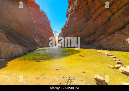 Dauerhafte Wasserloch in Simpsons Gap in West MacDonnell National Park, Northern Territory in der Nähe von Alice Springs am Larapinta Trail in Zentral- Australien Stockfoto