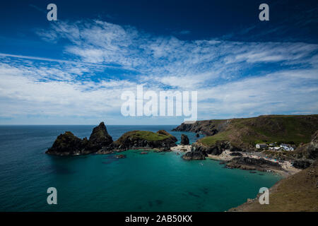 Die malerische und beliebtes Reiseziel von Kynance Cove in Cornwall, die Schöne robuste Cornish Landschaft am besten im Sommer. Stockfoto