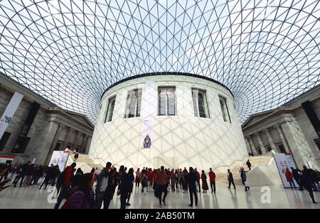 06. September 2019, Großbritannien, London: Blick in den glasüberdachten Innenhof des British Museum, das im Jahr 2000 eröffnet wurde. Der Turm in der Mitte, über Treppen umgeben und beherbergt die 8.000 Quadratmeter großen Lesesaal von 1857. Foto: Waltraud Grubitzsch/dpa-Zentralbild/ZB Stockfoto