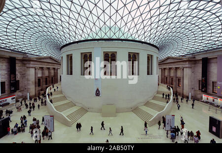 06. September 2019, Großbritannien, London: Blick in den glasüberdachten Innenhof des British Museum, das im Jahr 2000 eröffnet wurde. Der Turm in der Mitte, über Treppen umgeben und beherbergt die 8.000 Quadratmeter großen Lesesaal von 1857. Foto: Waltraud Grubitzsch/dpa-Zentralbild/ZB Stockfoto
