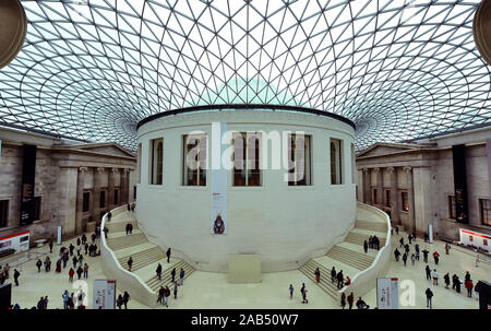 06. September 2019, Großbritannien, London: Blick in den glasüberdachten Innenhof des British Museum, das im Jahr 2000 eröffnet wurde. Der Turm in der Mitte, über Treppen umgeben und beherbergt die 8.000 Quadratmeter großen Lesesaal von 1857. Foto: Waltraud Grubitzsch/dpa-Zentralbild/ZB Stockfoto