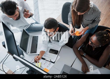 Eine Gruppe von multinationalen beschäftigte Leute, die im Büro. Stockfoto
