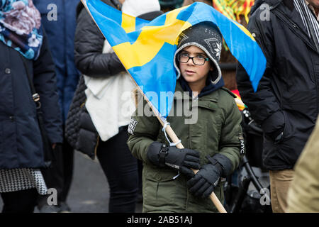 Ein Junge hat eine Flagge, wie er Teil während der Demonstration stattfindet. Hunderte von Menschen mit Fahnen und Banner an der Demonstration gegen die militärische Aggression, die die Türkei in Rojava und Unterstützung der kurdischen Bevölkerung in Göteborg, Schweden. Vor kurzem Viele europäische Städte haben protestiert gegen türkische Aktionen in Rojava'. Stockfoto