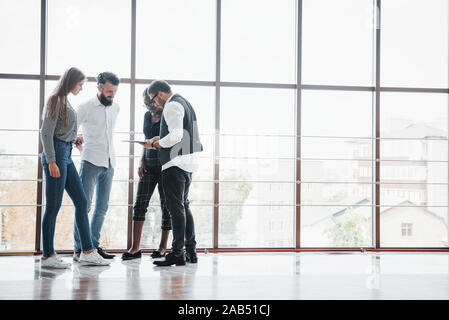 Junge Unternehmer diskutieren über neue kreative Ideen zusammen während einer Sitzung im Büro Stockfoto