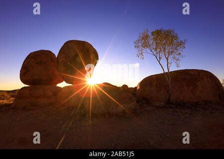 Devils Marbles: die Eier der mythischen Rainbow Serpent Karlu Karlu - Devils Marbles Conservation Reserve. Dämmerung Himmel über australische Outback Stockfoto