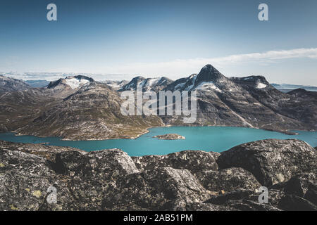 Grönland natur berge Landschaft Luftbild Drohne Foto zeigt erstaunliche Landschaft in der Nähe von Grönland Nuuk von Nuup Ukkusissat Kangerlua Fjord aus gesehen Stockfoto