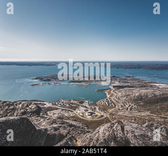 Panorama Bild von Grönland natur berge Landschaft Luftbild Drohne Foto zeigt erstaunliche Landschaft in der Nähe von Grönland Nuuk von Nuup Kangerlua fjord gesehen Stockfoto