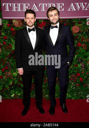 Sam Yates (links) und Douglas stand die Teilnahme an der 65. Evening Standard Theater Awards an das London Coliseum, London. Stockfoto