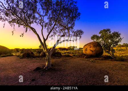 Australische Outback Landschaft der Devils Marbles Felsformationen nach der Dämmerung. Bush Vegetation von Karlu Karlu Devils Marbles Conservation Reserve an Stockfoto