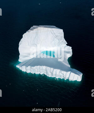 Eisberge drone Luftbild Ansicht von oben - Klimawandel und globale Erwärmung. Eisberge schmelzen Gletscher im Eisfjord in Ilulissat, Grönland. Arktis Stockfoto