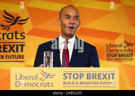 Watford Football Club, Watford, UK. 25 Nov, 2019. Der aussenpolitische Sprecher der Liberalen und Demokratischen Partei und Kandidat der Städte von London und Westminster, Chuka Umunna spricht in Watford Football Club auf liberalen Außenpolitik vor der Staats- und Regierungschefs der NATO-Konferenz. Die Fraktion der Liberalen und Demokratischen Partei Europas begehen, die Ausgaben zu 2% des Bruttoinlandsprodukts (BIP) auf Verteidigung, wie von der NATO unterstellt. Credit: Dinendra Haria/Alamy leben Nachrichten Stockfoto