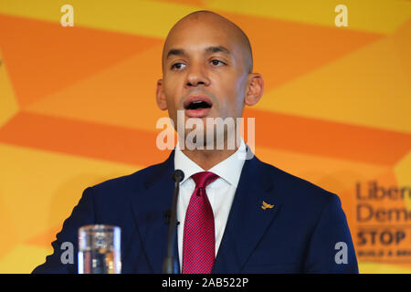 Watford Football Club, Watford, UK. 25 Nov, 2019. Der aussenpolitische Sprecher der Liberalen und Demokratischen Partei und Kandidat der Städte von London und Westminster, Chuka Umunna spricht in Watford Football Club auf liberalen Außenpolitik vor der Staats- und Regierungschefs der NATO-Konferenz. Die Fraktion der Liberalen und Demokratischen Partei Europas begehen, die Ausgaben zu 2% des Bruttoinlandsprodukts (BIP) auf Verteidigung, wie von der NATO unterstellt. Credit: Dinendra Haria/Alamy leben Nachrichten Stockfoto