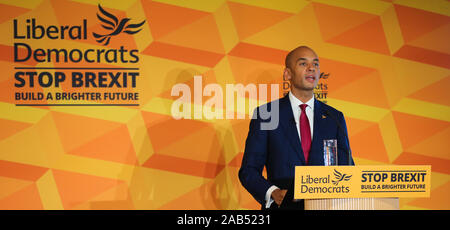 Watford Football Club, Watford, UK. 25 Nov, 2019. Der aussenpolitische Sprecher der Liberalen und Demokratischen Partei und Kandidat der Städte von London und Westminster, Chuka Umunna spricht in Watford Football Club auf liberalen Außenpolitik vor der Staats- und Regierungschefs der NATO-Konferenz. Die Fraktion der Liberalen und Demokratischen Partei Europas begehen, die Ausgaben zu 2% des Bruttoinlandsprodukts (BIP) auf Verteidigung, wie von der NATO unterstellt. Credit: Dinendra Haria/Alamy leben Nachrichten Stockfoto