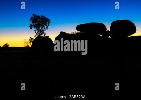 Silhouette der Devils Marbles Felsformationen bei Nacht. Karlu Karlu Devils Marbles Conservation Reserve auf dem Stuart Highway in Northern Territory Stockfoto