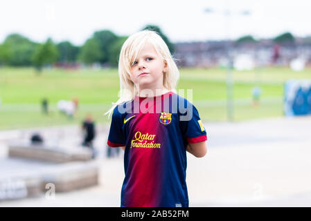 Ein hübsches kleines Mädchen ihr Liebling Barcelona Fußball-Kit, während Sie tragen Am Skatepark, park Posing und Suchen nachdenklich Stockfoto