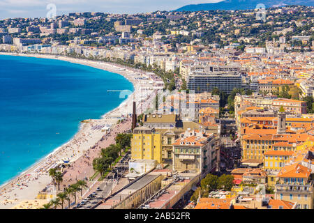 Nizza, Frankreich - OKTOBER 6, 2019: Nicht identifizierte Personen am Strand und der Promenade des Anglais an der französischen Riviera in Nizza, Frankreich. In nie Es gibt 15. Stockfoto