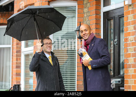 Watford, UK. 25 Nov, 2019. Der aussenpolitische Sprecher der Liberalen und Demokratischen Partei und Kandidat der Städte von London und Westminster, Chuka Umunna verbindet Partei Aktivist für nationale Kundenwerbung in Watford. Die Briten gehen zu den Abstimmungen am 12. Dezember in einer allgemeinen Wahl. Credit: Dinendra Haria/Alamy leben Nachrichten Stockfoto