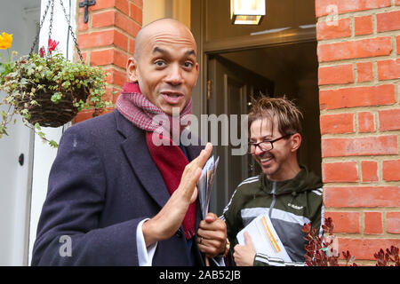 Watford, UK. 25 Nov, 2019. Der aussenpolitische Sprecher der Liberalen und Demokratischen Partei und Kandidat der Städte von London und Westminster, Chuka Umunna verbindet Partei Aktivist für nationale Kundenwerbung in Watford. Die Briten gehen zu den Abstimmungen am 12. Dezember in einer allgemeinen Wahl. Credit: Dinendra Haria/Alamy leben Nachrichten Stockfoto