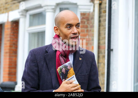 Watford, UK. 25 Nov, 2019. Der aussenpolitische Sprecher der Liberalen und Demokratischen Partei und Kandidat der Städte von London und Westminster, Chuka Umunna verbindet Partei Aktivist für nationale Kundenwerbung in Watford. Die Briten gehen zu den Abstimmungen am 12. Dezember in einer allgemeinen Wahl. Credit: Dinendra Haria/Alamy leben Nachrichten Stockfoto