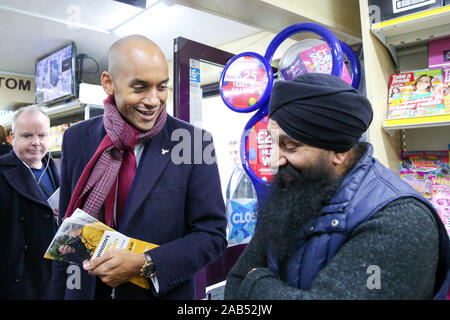 Watford, UK. 25 Nov, 2019. Der aussenpolitische Sprecher der Liberalen und Demokratischen Partei und Kandidat der Städte von London und Westminster, Chuka Umunna verbindet Partei Aktivist für nationale Kundenwerbung in Watford. Die Briten gehen zu den Abstimmungen am 12. Dezember in einer allgemeinen Wahl. Credit: Dinendra Haria/Alamy leben Nachrichten Stockfoto