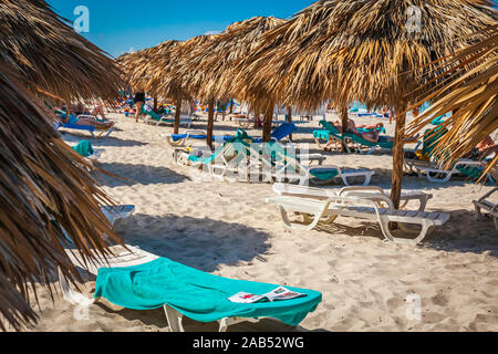 Strand von Varadero, Kuba, Jan 2013 - Urlauber genießen das warme Wetter und der Sandstrand im Schatten der Stroh Unterstände Stockfoto