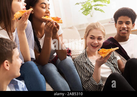 Favorit fast food. Teens essen leckere Pizza Stockfoto