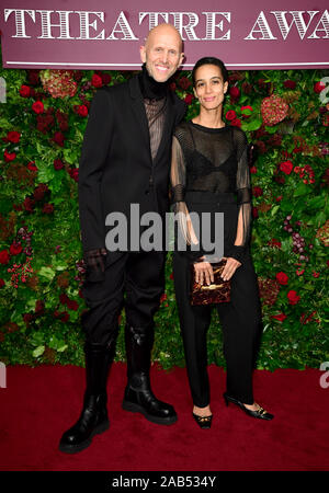 Wayne McGregor (links) und die Teilnahme an den 65 Evening Standard Theater Awards an das London Coliseum, London. Stockfoto