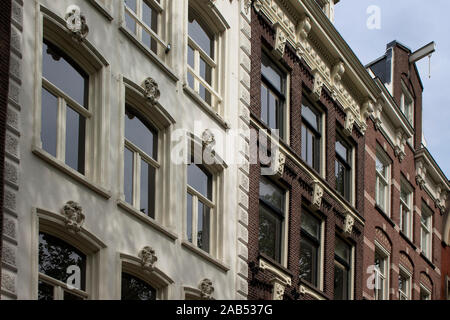 Blick auf die historische, traditionelle und typische Gebäude zeigen niederländische Architektur in Amsterdam. Es ist ein sonniger Sommertag. Stockfoto