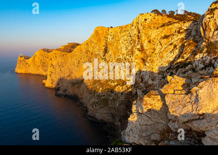 Leuchtturm am Cap Formentor bei Sonnenaufgang, Mallorca, Mittelmeer Stockfoto