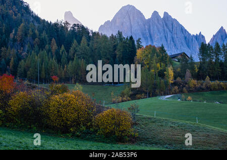 Herbst daybreak Santa Magdalena berühmten Italien Dolomiten mit Blick auf das Dorf vor der Geisler oder Geisler Dolomiten Gruppe Berg Felsen. Stockfoto