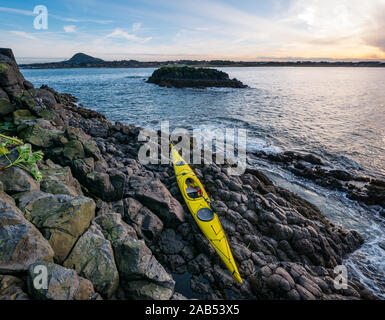 Kajak auf den Felsen am Ufer, Lamm Insel, Erhabene, Schottland, Großbritannien Stockfoto