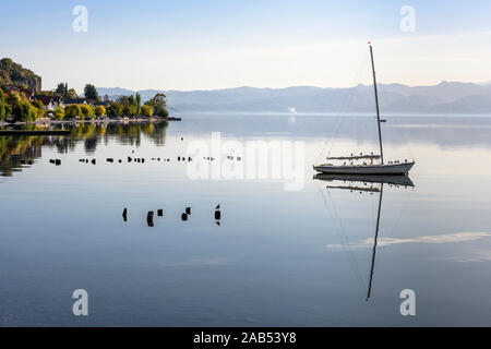 Blick über den Ohridsee von Peshtani im Norden von Mazedonien, Albanien in der Ferne,Mazedonien, Europa. Stockfoto