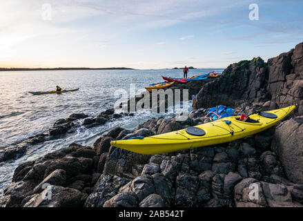 Lothian Sea Kayak Club am Ufer mit Kajaks, Lamm Insel, Erhabene, Schottland, Großbritannien Stockfoto