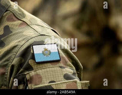 Flagge von San Marino auf militärischen Uniform. Armee, Soldaten. Collage. Stockfoto