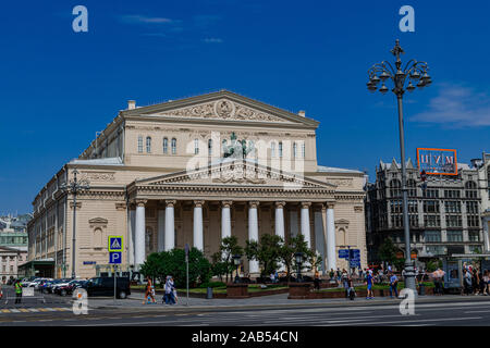 Moskau/Russland; 22. Juni 2019: Bolschoi Theater, mit dem Sonnenlicht und dem Menschen zu Fuß und mit blauer Himmel, Moskau, Russland Stockfoto