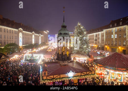 Magdeburg, Deutschland. 25 Nov, 2019. Hunderte von Besuchern zu Fuß über die festlich Magdeburger Weihnachtsmarkt beleuchtet. Dies hatte in den späten Nachmittag geöffnet und dauert bis zum 30. Dezember 2019. Credit: Klaus-Dietmar Gabbert/dpa-Zentralbild/dpa/Alamy leben Nachrichten Stockfoto