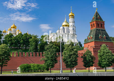 Moskau/Russland; 22. Juni 2019: Moskauer Kreml Kathedralen, Mauer und Türmen, mit Sonnenlicht, Blick vom Moscova Fluss Stockfoto