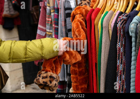Verschiedene Herbst und Winter Bekleidung ist für Verkauf Stockfoto