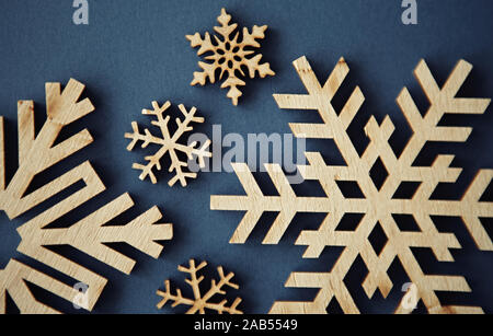 Flach Hintergrund. handgefertigten Holzmöbeln Schneeflocken für Winterurlaub. Weihnachten und ein glückliches Neues Jahr Dekorationen aus rustikalem Holz Material auf Blau p gemacht Stockfoto