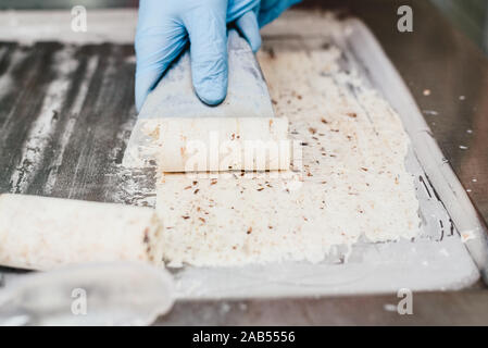 Rolling ein weißes Eis eine Tasse Schokolade vorzubereiten - aufgewickelt Eis Stockfoto